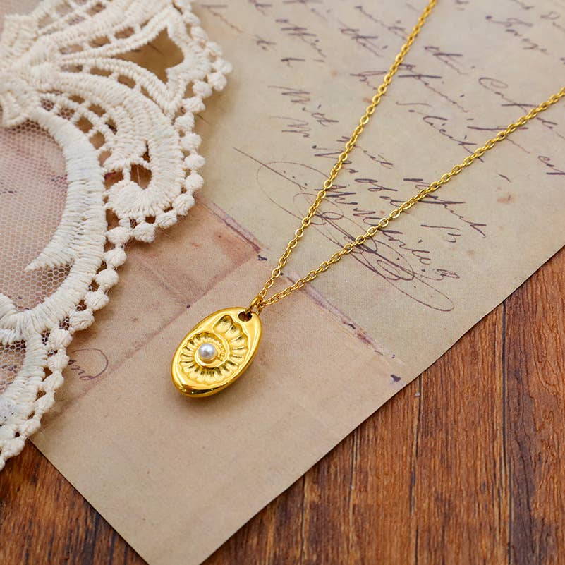 Vintage Fashion Oval Pendant Necklace: Gold / M